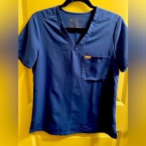 Figs Women’s Casma Scrub Top in royal bluer and size small